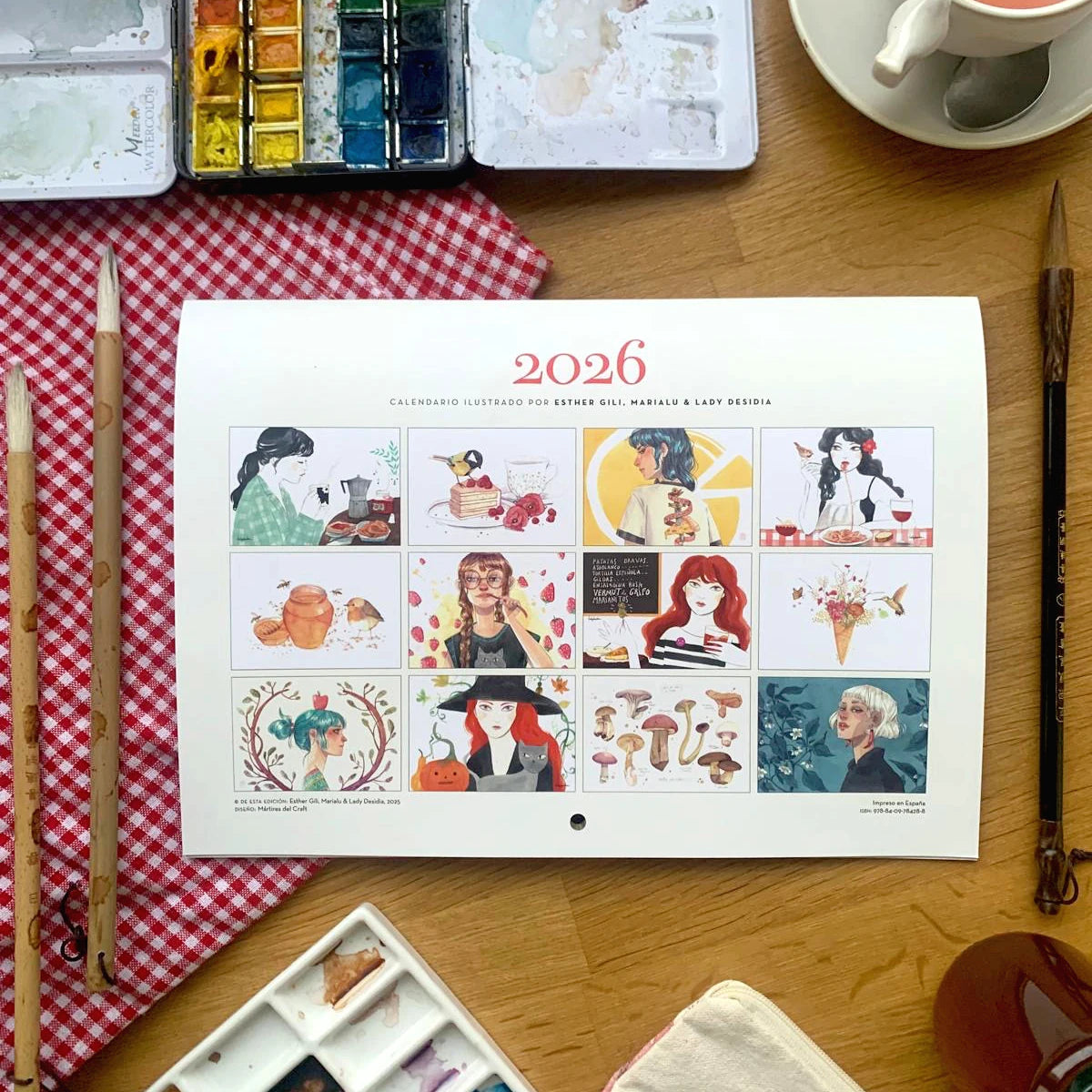 Contraportada del calendario 2026 ilustrado por Lady Desidia, Esther Gili y Marialu Gili
