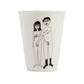 Vaso de cerámica con ilustración de una pareja de chico y chica desnudos tapándose mutuamente los genitales