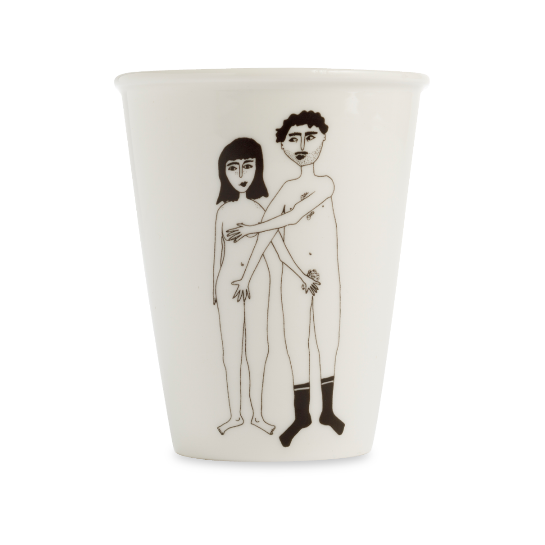 Vaso de cerámica con ilustración de una pareja de chico y chica desnudos tapándose mutuamente los genitales