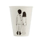 taza de porcelana con el dibujo en negro de una chica y un chico desnudos de espaldas con el chico apoyando la mano en el culo de la chica