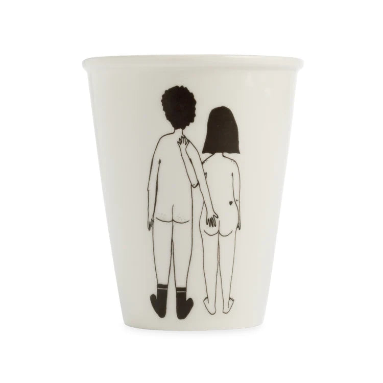 taza de porcelana con el dibujo en negro de una chica y un chico desnudos de espaldas con el chico apoyando la mano en el culo de la chica