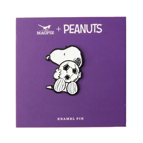 pin de Magpie en colaboración con PEANUTS de snoopy sentado con un balón de futbol en las piernas, sobre un cartón de color morado