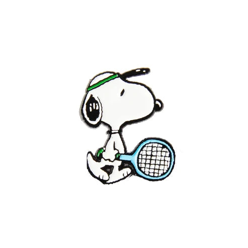 pin de la marca Magpie en colaboración con PEANUTS, de snoopy con una visera de color verde y una raqueta de tenis de color azul