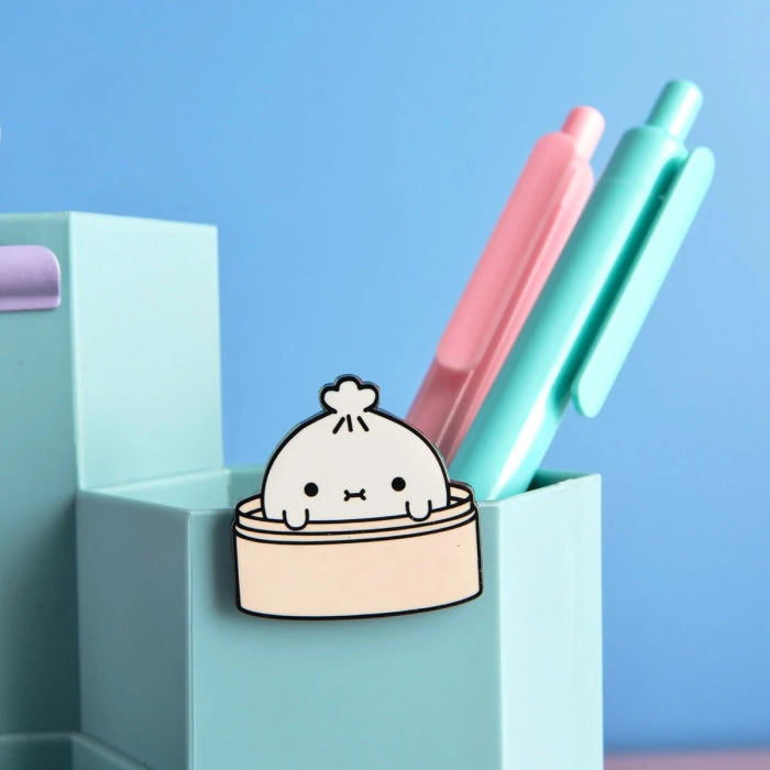 Pin kawaii de Noodoll con diseño de pan bao en vaporera puesto en un vaso con dos bolis. 