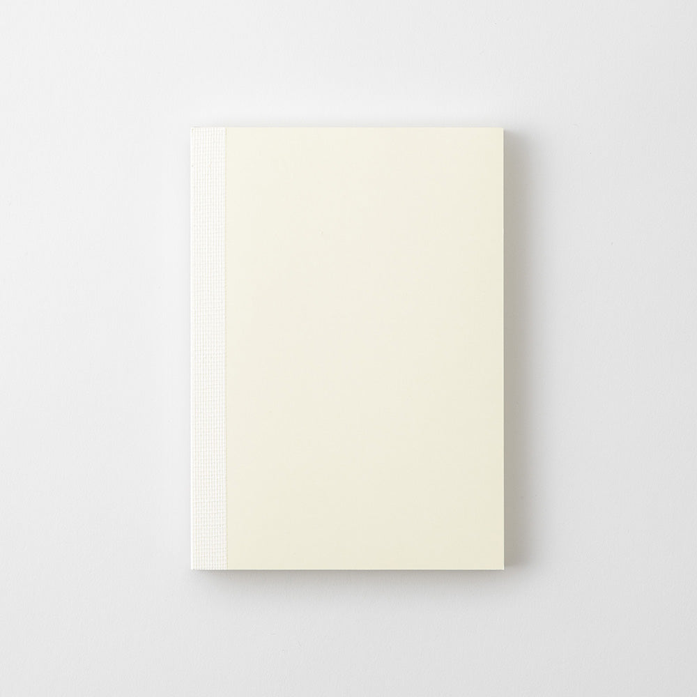 Agenda Midori MD 2027 A6 cerrada, vista frontal, tapa minimalista color crema
