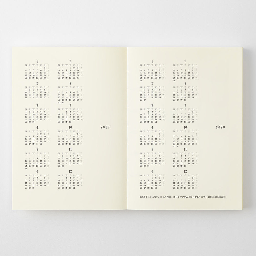 Interior de la agenda Midori MD 2027 A6 con calendario anual a doble página para 2027 y 2028