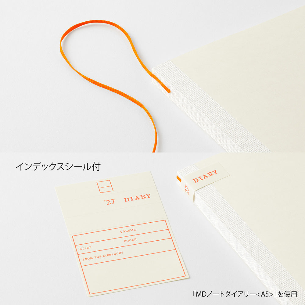 Accesorios incluidos con la agenda Midori MD 2027: marcapáginas de seda naranja y etiquetas de índice con diseño de biblioteca