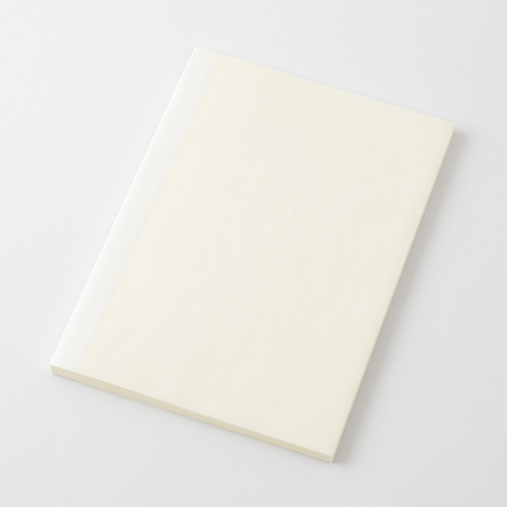 Vista en perspectiva de la agenda MD 2027 A5 extra fina cerrada con cubierta de papel japonés blanco natural