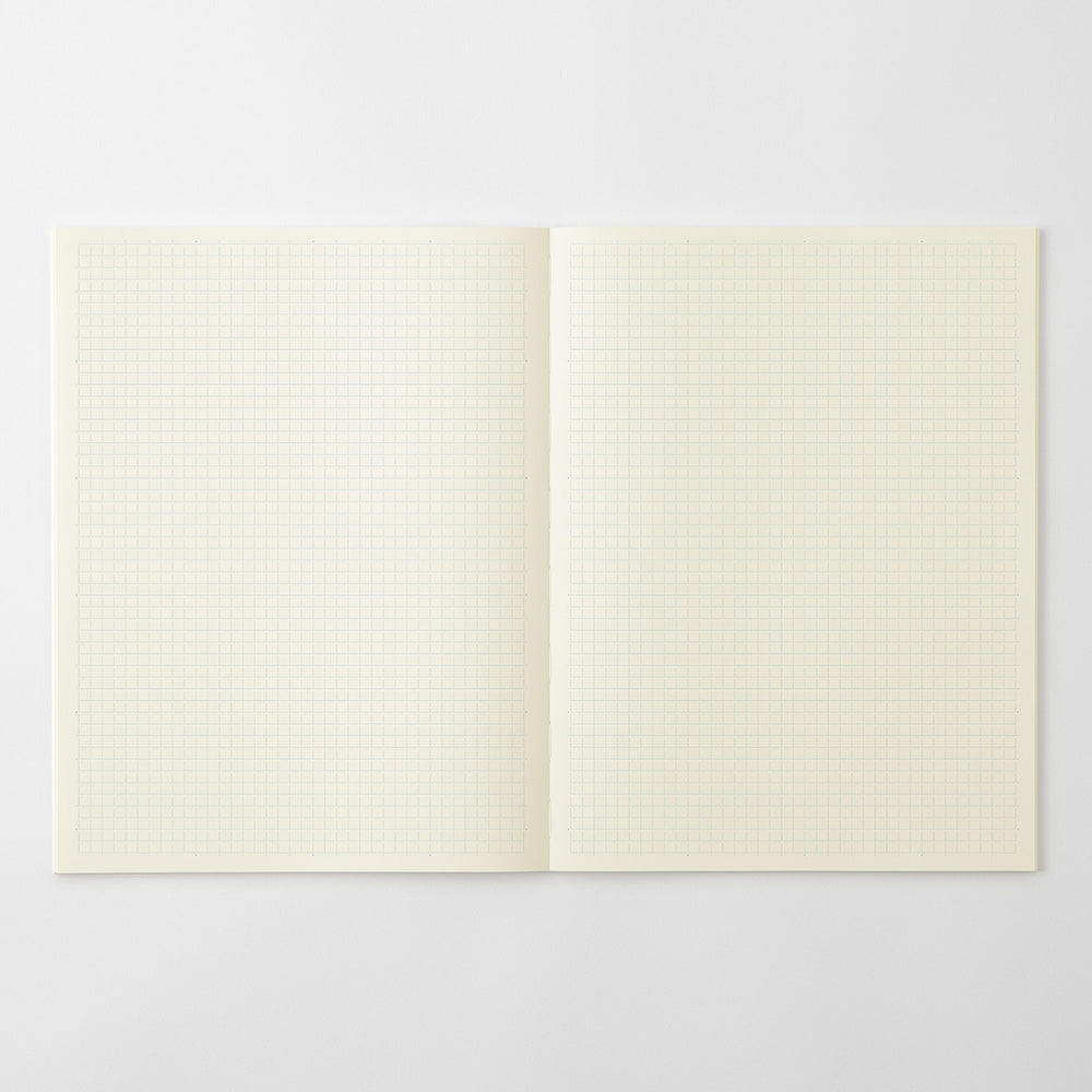 Interior abierto de la agenda MD 2027 A4 con páginas de cuadrícula en papel crema marfil