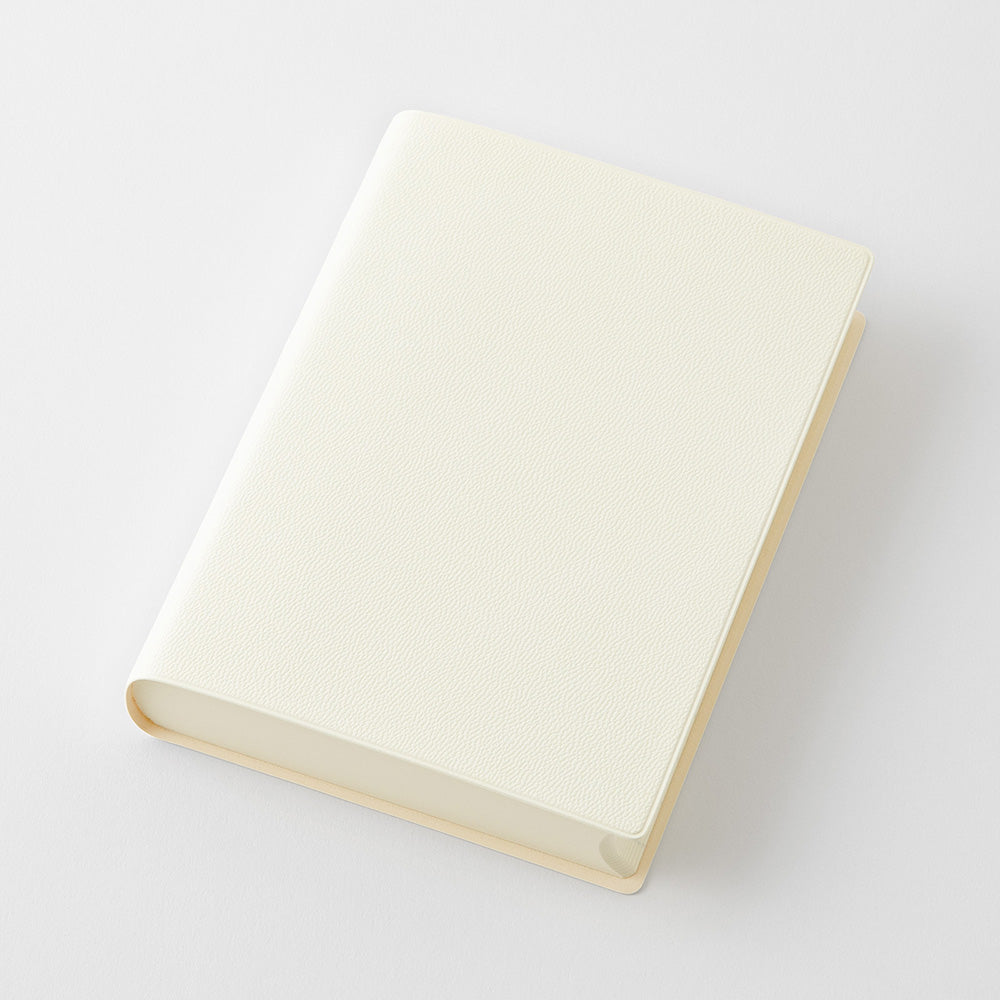 Agenda MD 2027 A6 cerrada con tapa blanda de papel crema sin impresión, vista en perspectiva
