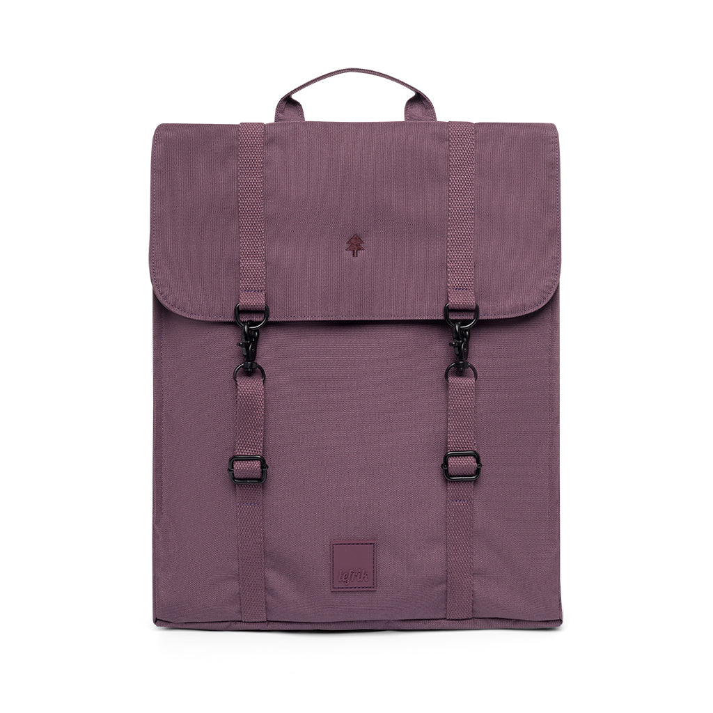 parte frontal de la mochila de lefrik del modelo handy stripes en color maroon con dos cierres metálicos y el logo de la marca cosido en la solapa de cierra, y la marca lefrik escrito en una solapa en la parte inferior central