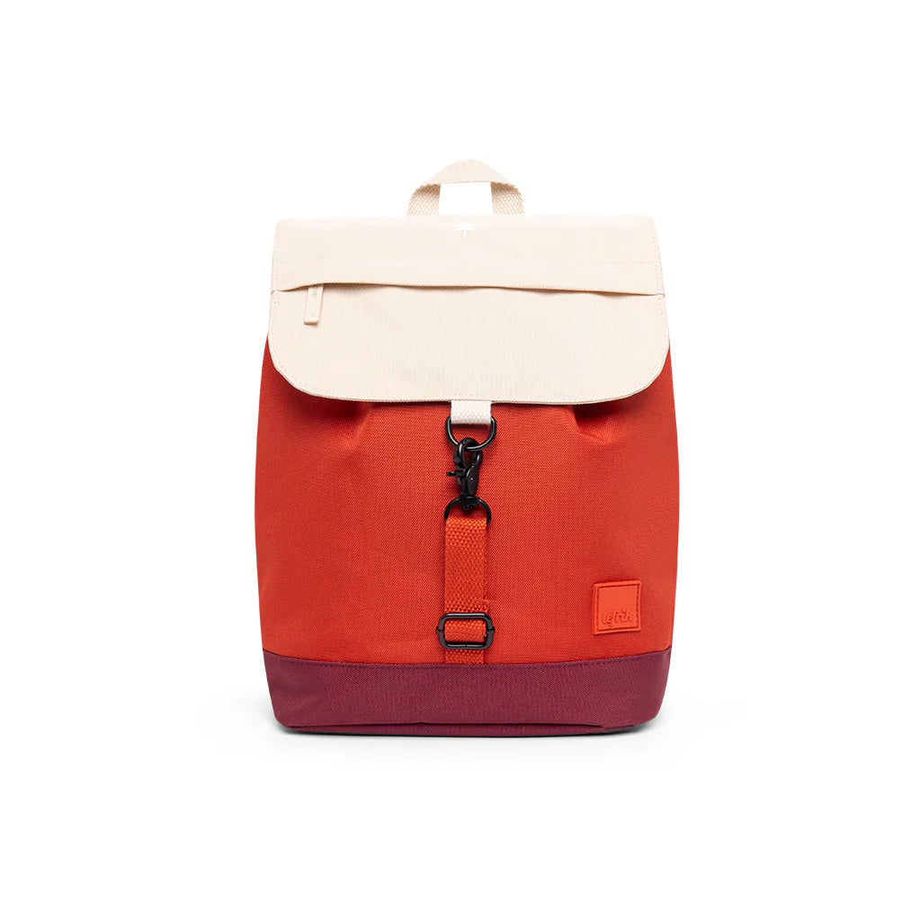 parte frontal de la mochila de lefrik del modelo scout mini con la solapa en color blanco y una cremallera en horizontal, el cuerpo en rojo y la base en color granate