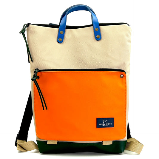 parte delantera de la mochila de daniel chong book holder de loneta de color beige y naranja