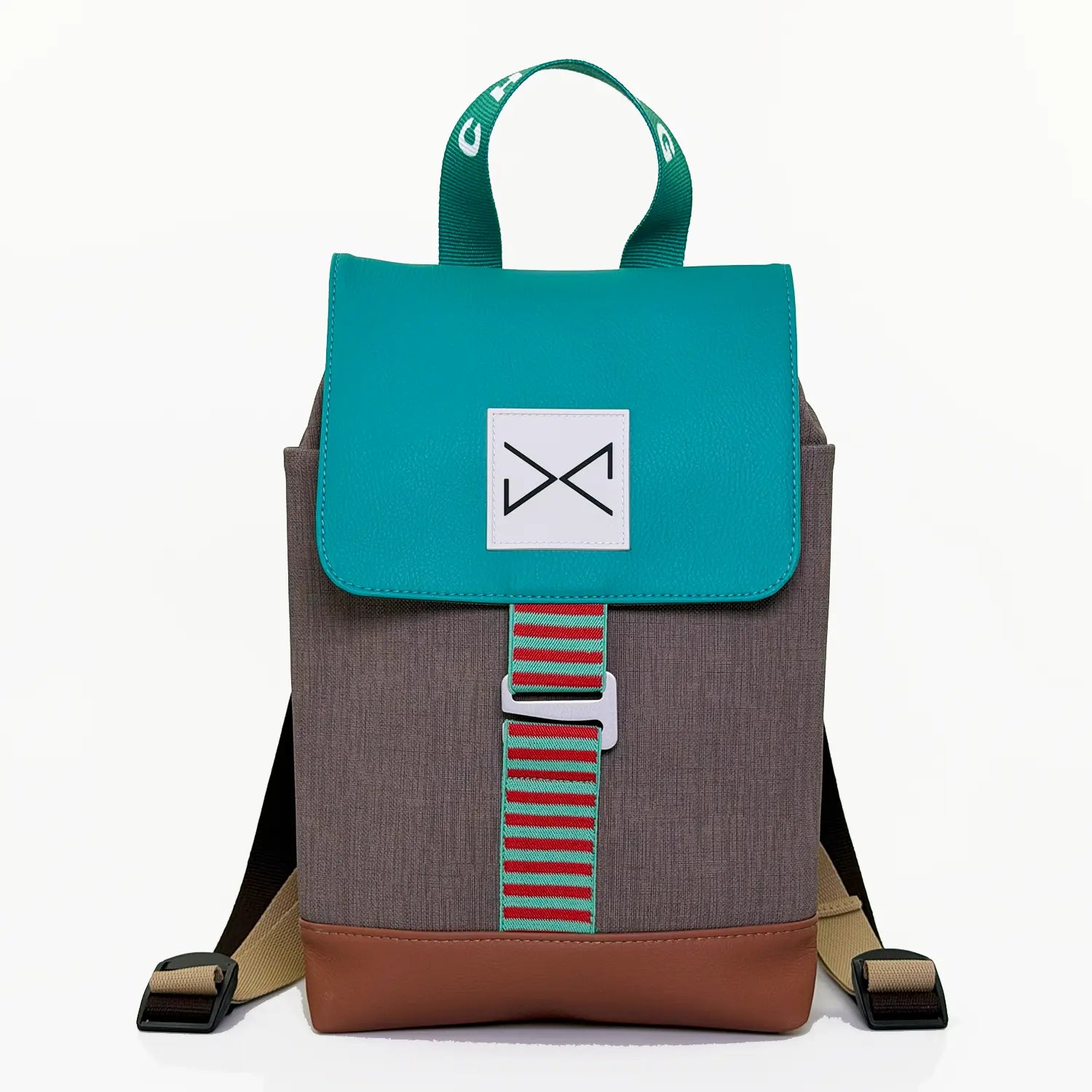 mochila de daniel chong the hook mini en color tierra con la base marrón y a solapa y el asa en color turquesa