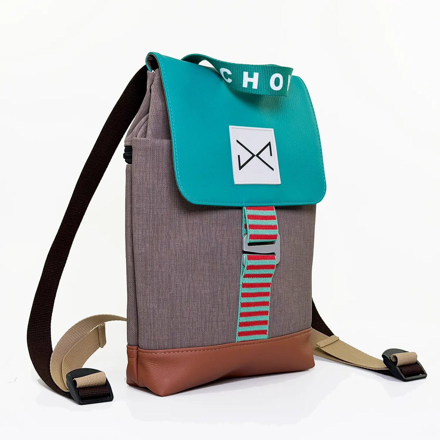 mochila de daniel chong the hook mini en color tierra con la base marrón y a solapa y el asa en color turquesa