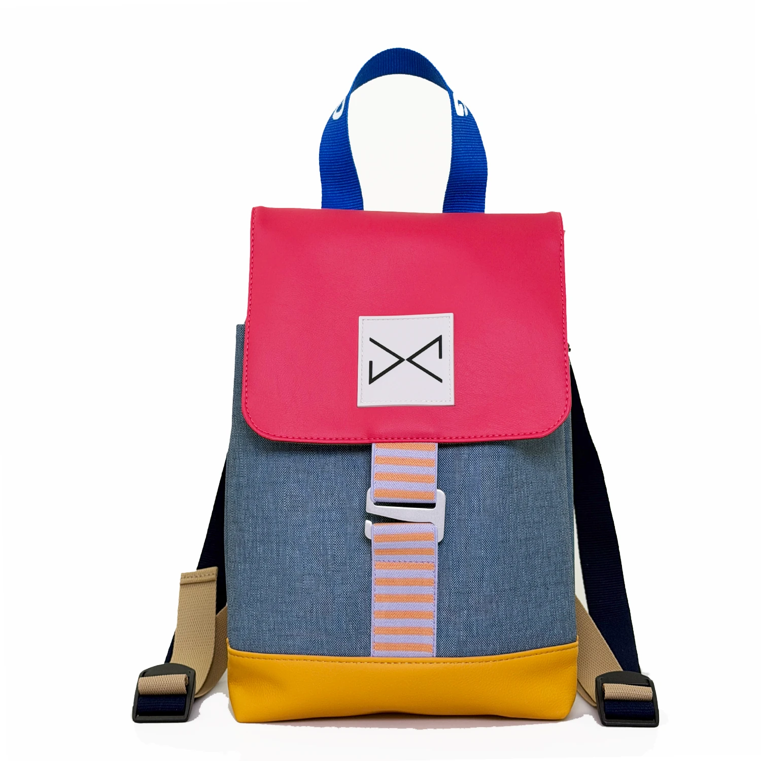 mochila de daniel chong the hook mini en color azul con la base amarilla, la solapa rosa y el asa azul