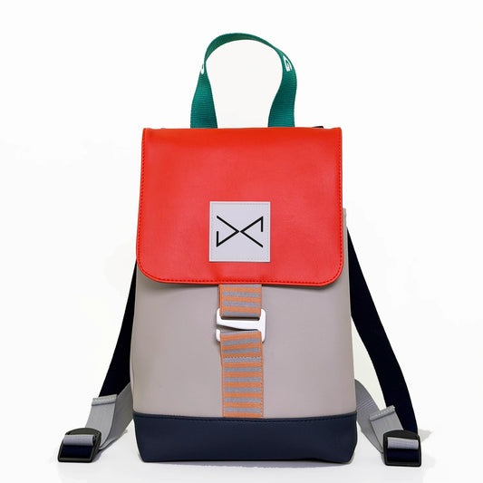 mochila the hook mini de daniel chong en color gris, la solapa en color naranja, la base azul y el asa en color verde