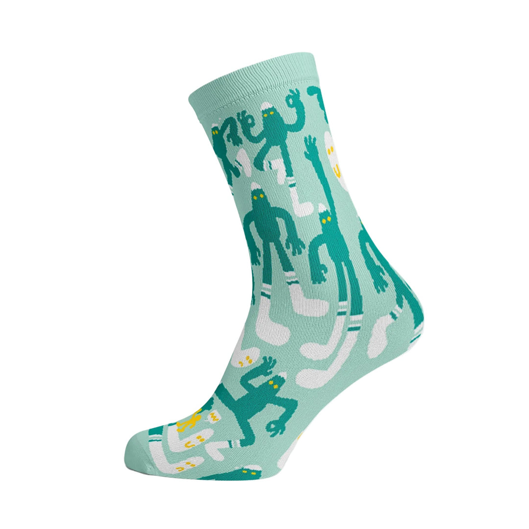 Calcetines Bigsocks de Cha Chá Socks en verde menta con personajes verdes de ojos amarillos y calcetines blancos, vista lateral.