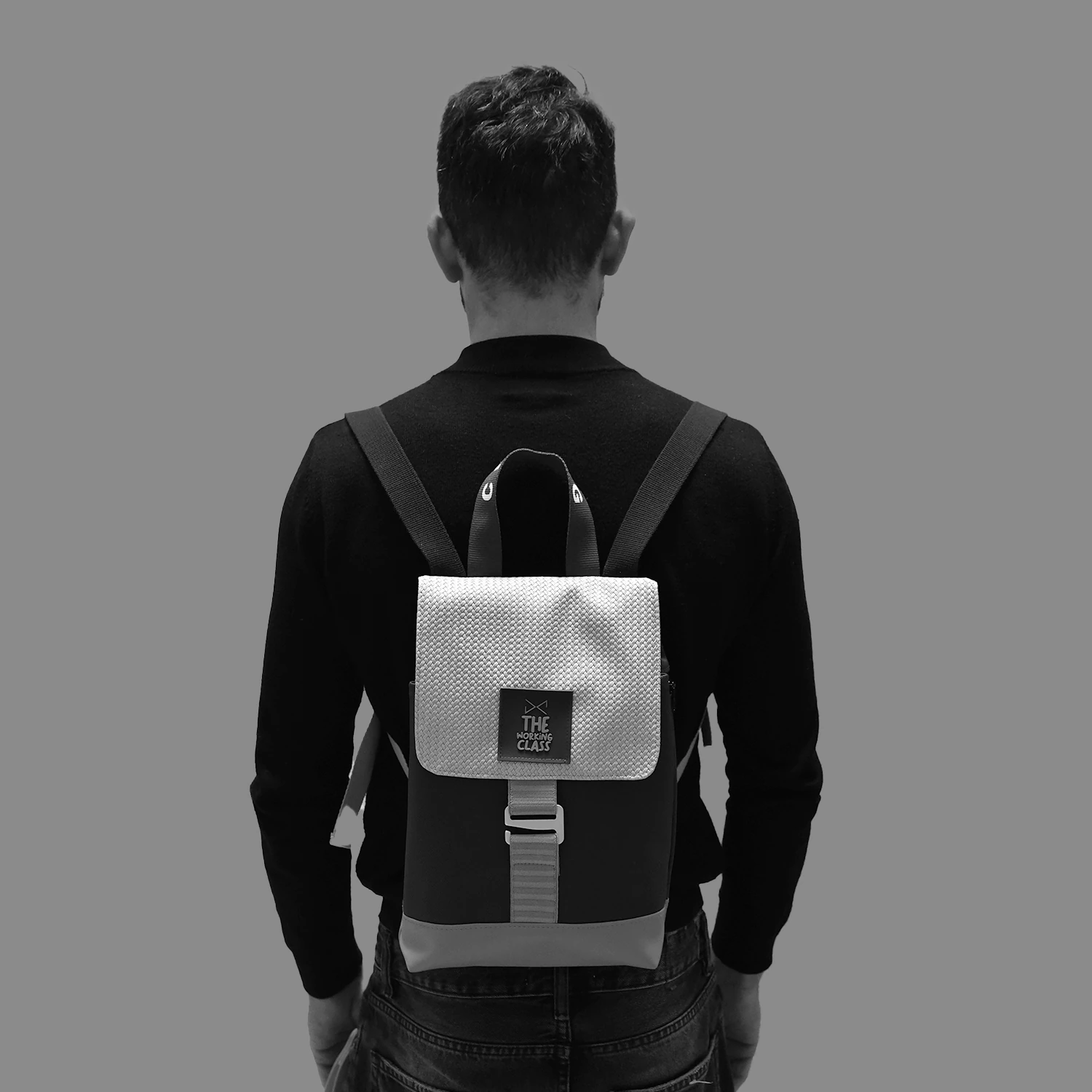 modelo de espaldas llevando la mochila the hook mini de daniel chong