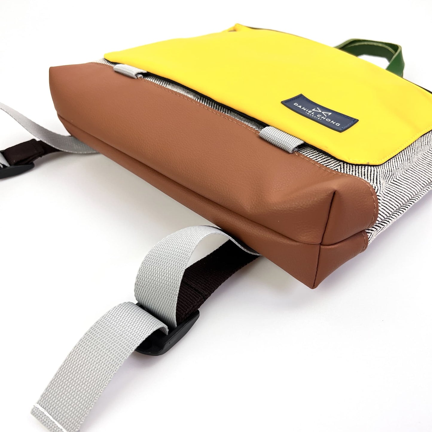 Mochila Book Holder Cuadrada en loneta con bolsillo exterior amarillo y base marrón