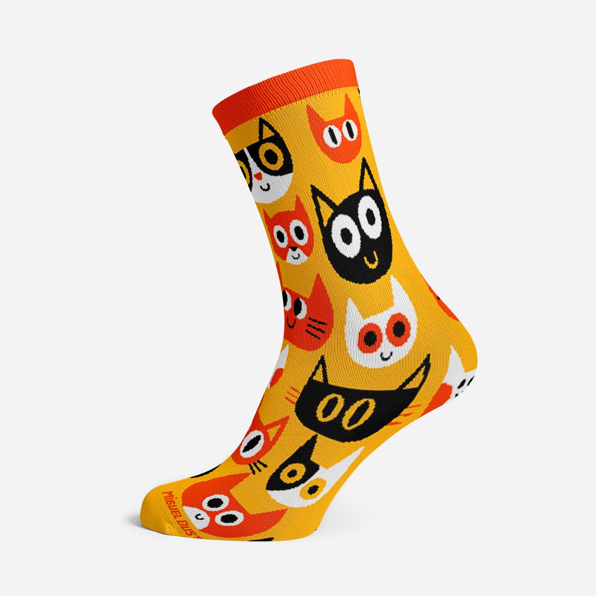 Calcetines Gats de Cha Chá Socks en amarillo con caras de gatos negros, blancos y naranjas y puño naranja.