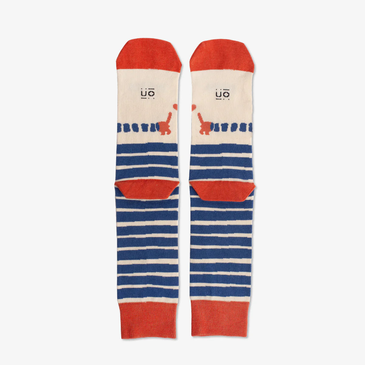 Parte trasera de los calcetines a rayas azules con las punteras, los talones y el borde en color rojo. Y estampado de perros salchichas y el mensaje Te quiero infinito