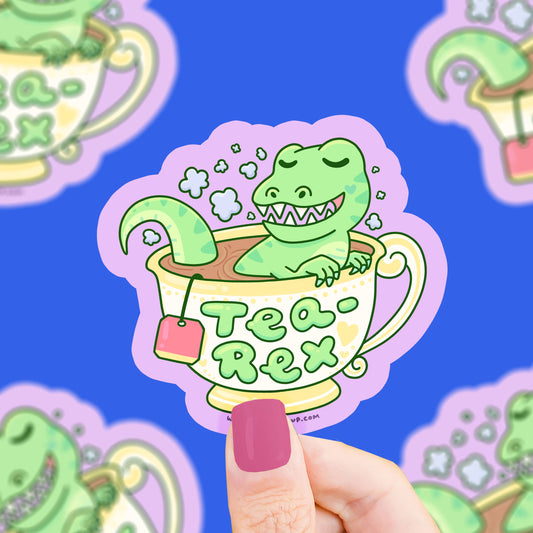 Pegatina con forma de tiranosaurio rex bañándose en una taza de té