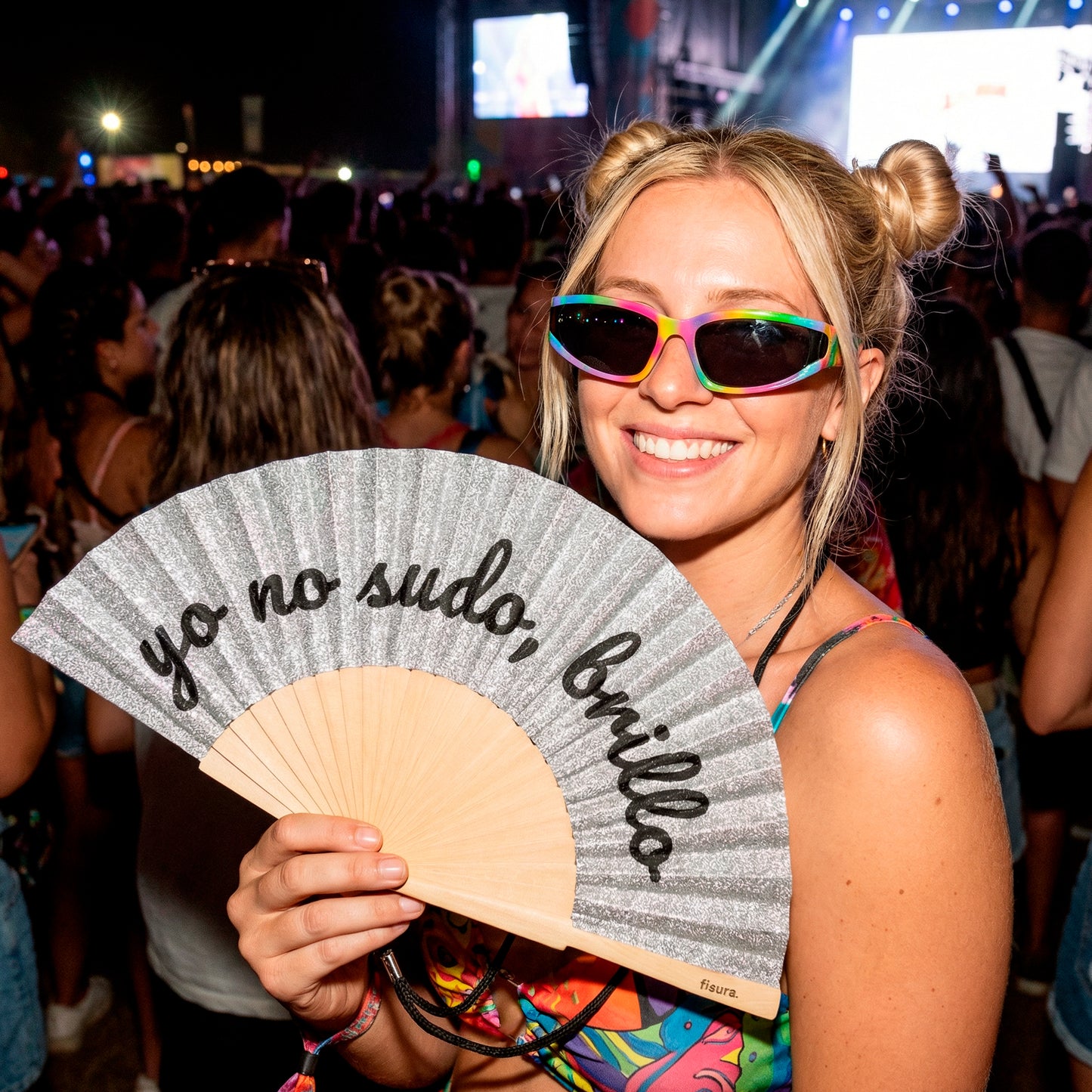 chica llevando el abanico de la marca fisura con purpurina plateada y el texto "yo no sudo, brillo" en color negro en una noche de fiesta 