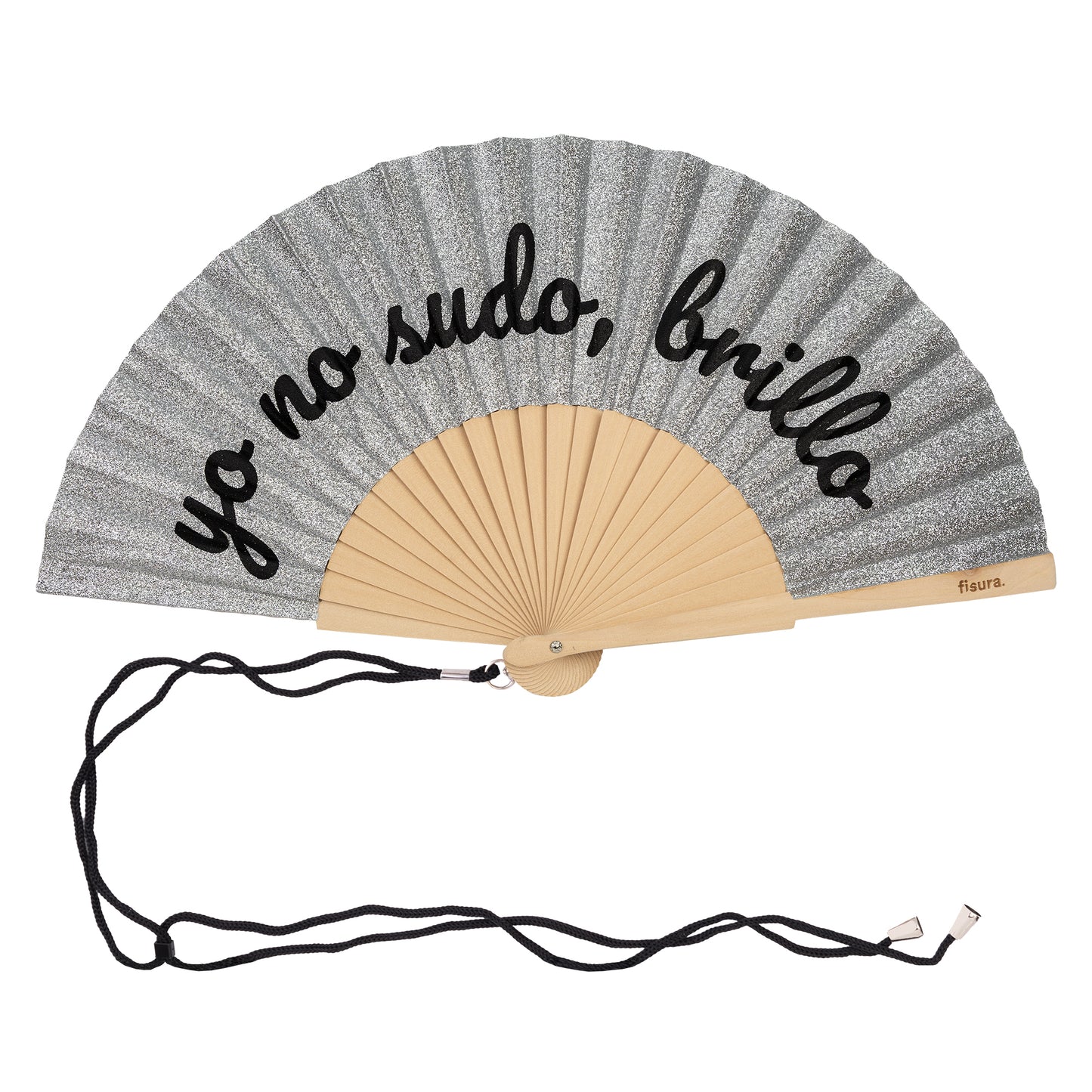 abanico  de tela y madera abierto de la marca fisura con purpurina plateada y el texto "yo no sudo, brillo" en color negro, con una cuerda enganchada de la anilla
