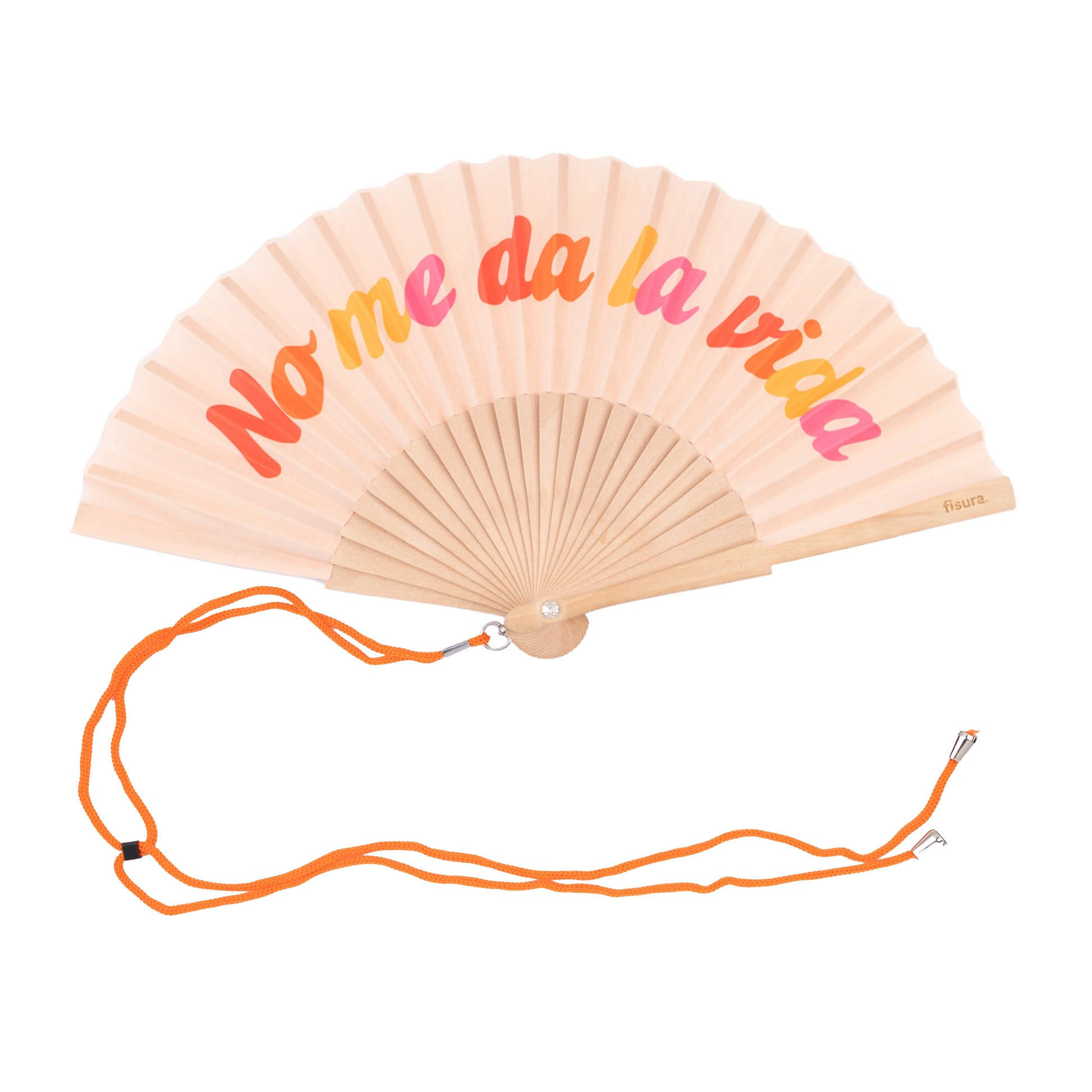 abanico de la marca fisura en color melocotón y con la frase "No me da la vida" con las letras en colores rojo, naranja, amarillo y rosa. y con la cuerda para colgarlo al cuello en color naranja