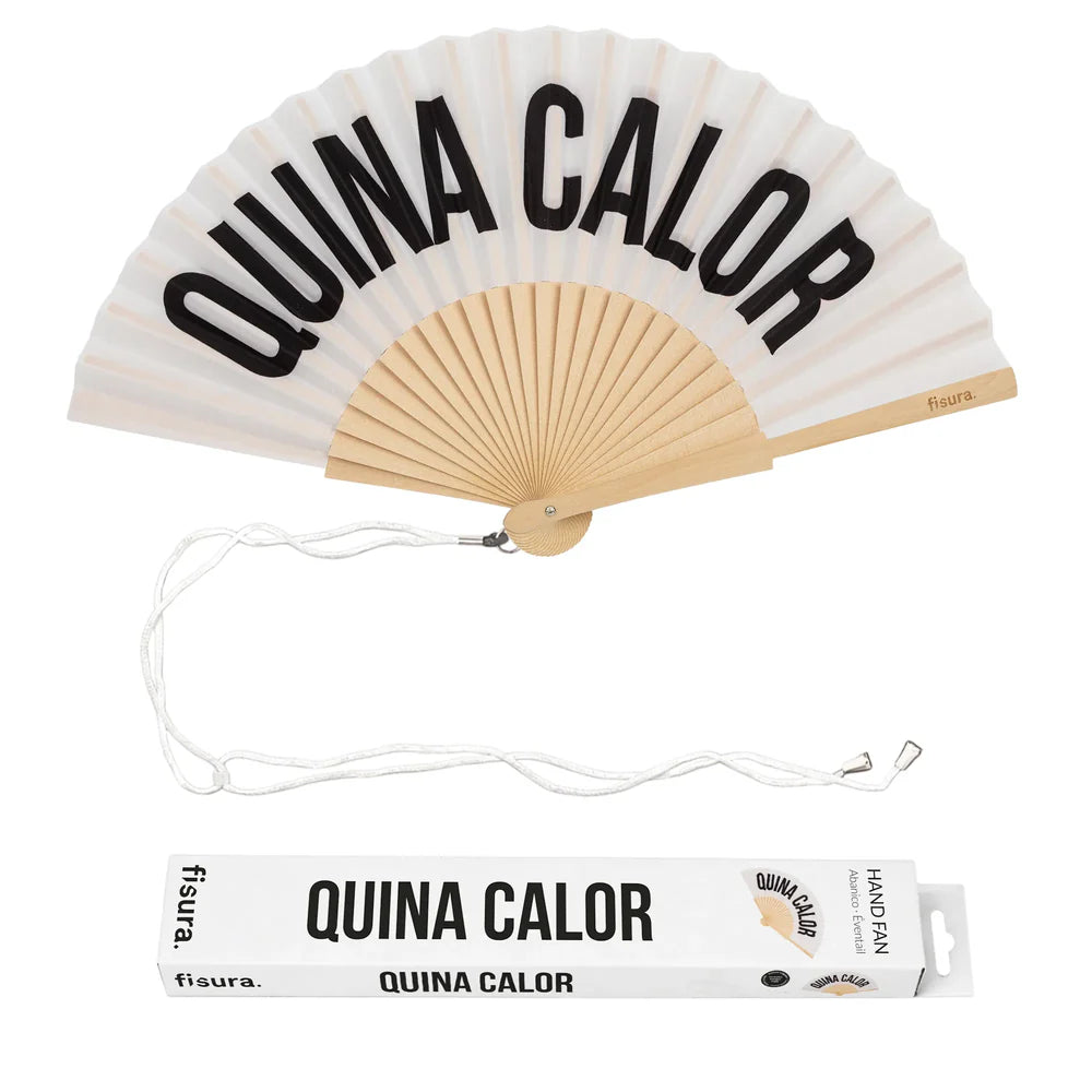 abanico de fisura en color blanco de tela y madera con el texto en negro "QUINA CALOR" abierto con una cuerda enganchada y la caja 