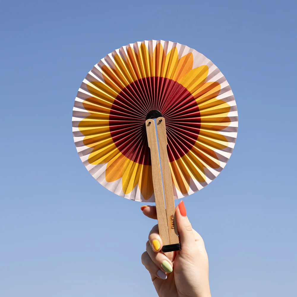 pai pai abierto con un dibujo de un girasol sojetado por una mano