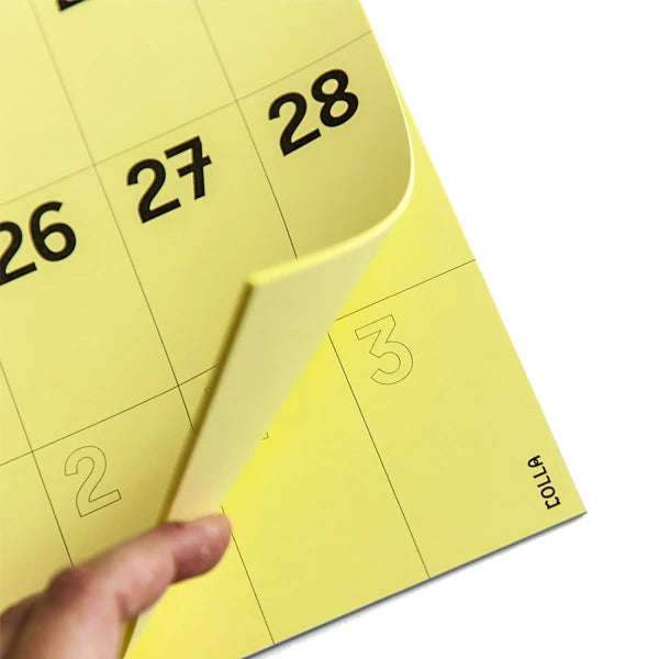 Detalle tipográfico del Calendario de pared 2024 a mes vista en papel amarillo tamaño A3 de Colla Paper
