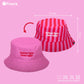 gorro de Fisura reversible en color rosa a rayas y el texto better late than ugly en color blanco y la parte interior de color rosa con el texto en color rojo