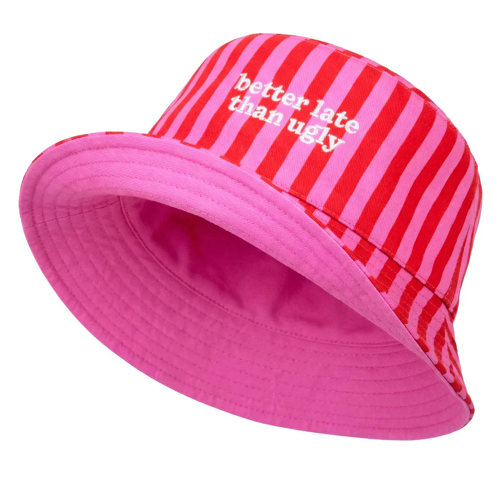 gorro de Fisura reversible en color rosa a rayas y el texto better late than ugly en color blanco