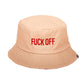 gorro de pescador de tela reversible en color beige y con la frase "FUCK OFF" bordada en letras de color rojo