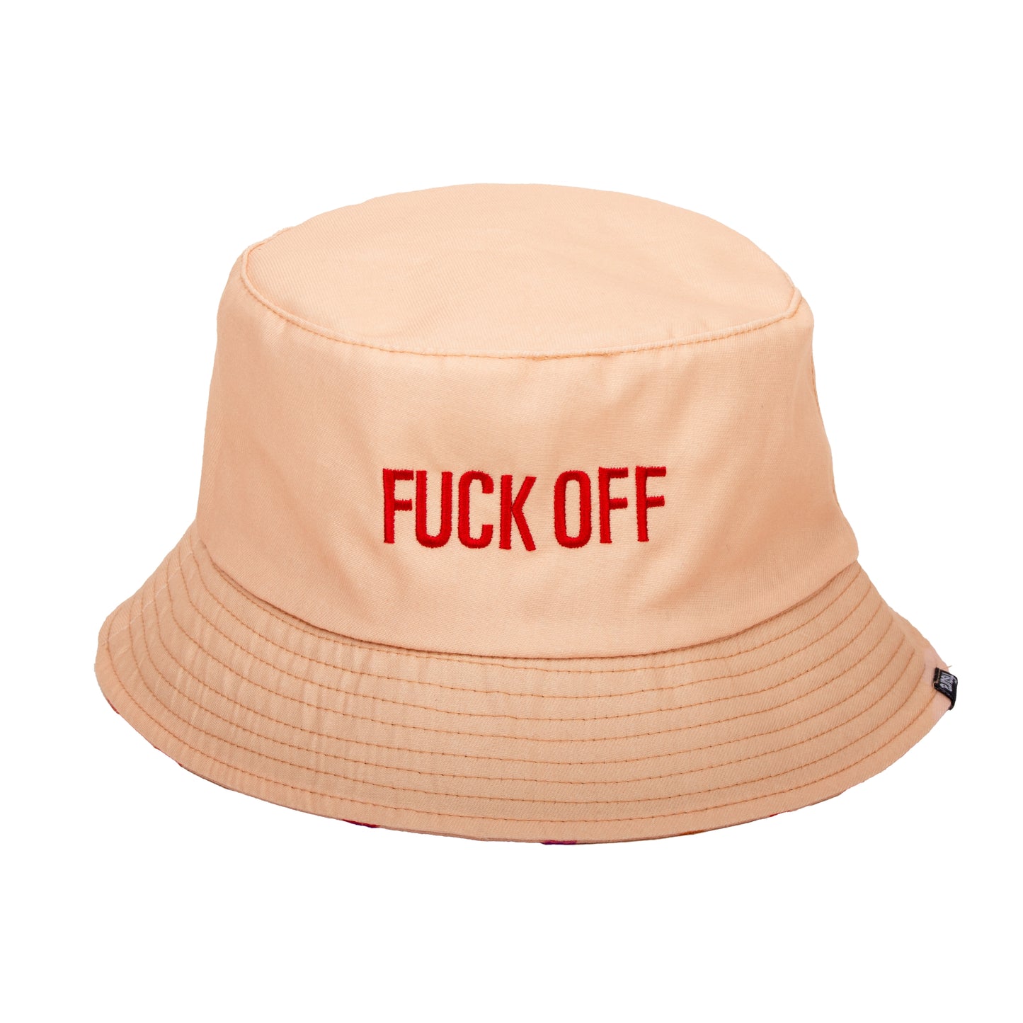 gorro de pescador de tela reversible en color beige y con la frase "FUCK OFF" bordada en letras de color rojo