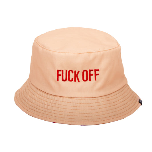 gorro de pescador de tela reversible en color beige y con la frase "FUCK OFF" bordada en letras de color rojo