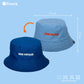 gorro de Fisura reversible a cuadros azul marino y blanco y el texto BON VOYAGE en color naranja y la parte interior en color azul marino y el texto en blanco