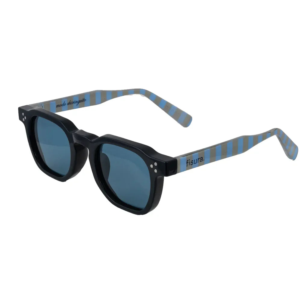 gafas de sol de Fisura redondas en color negro con las patillas a rayas azules y marrón, con el texto dentro de un de las patillas "Modo Chiringuito", y los cristales azules