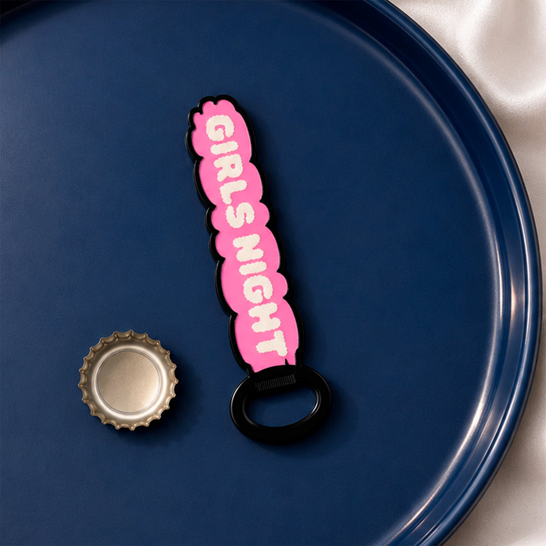 Abridor rosa magnético con el mensaje Girls Night en un plato azul marino con una chapa