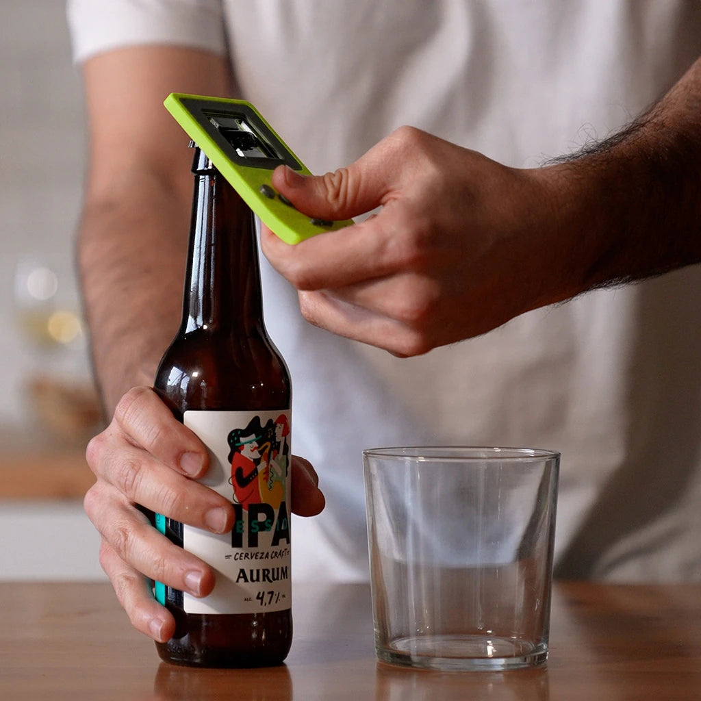 Abre botellas con forma de videoconsola portátil abriendo un botellín de cerveza IPA