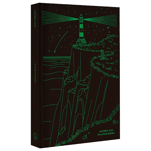 Agenda anual de Blackie Books 2024 con portada negra con dibujo a línea verde de un faro en un acantilado