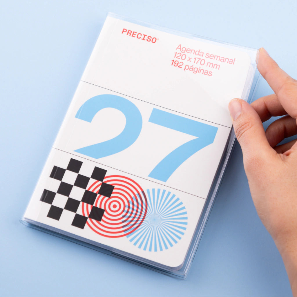 agenda pocket Denver de la colección Preciso de Monoblock con la portada blanca con varios símbolos de colores y un 27 en azul