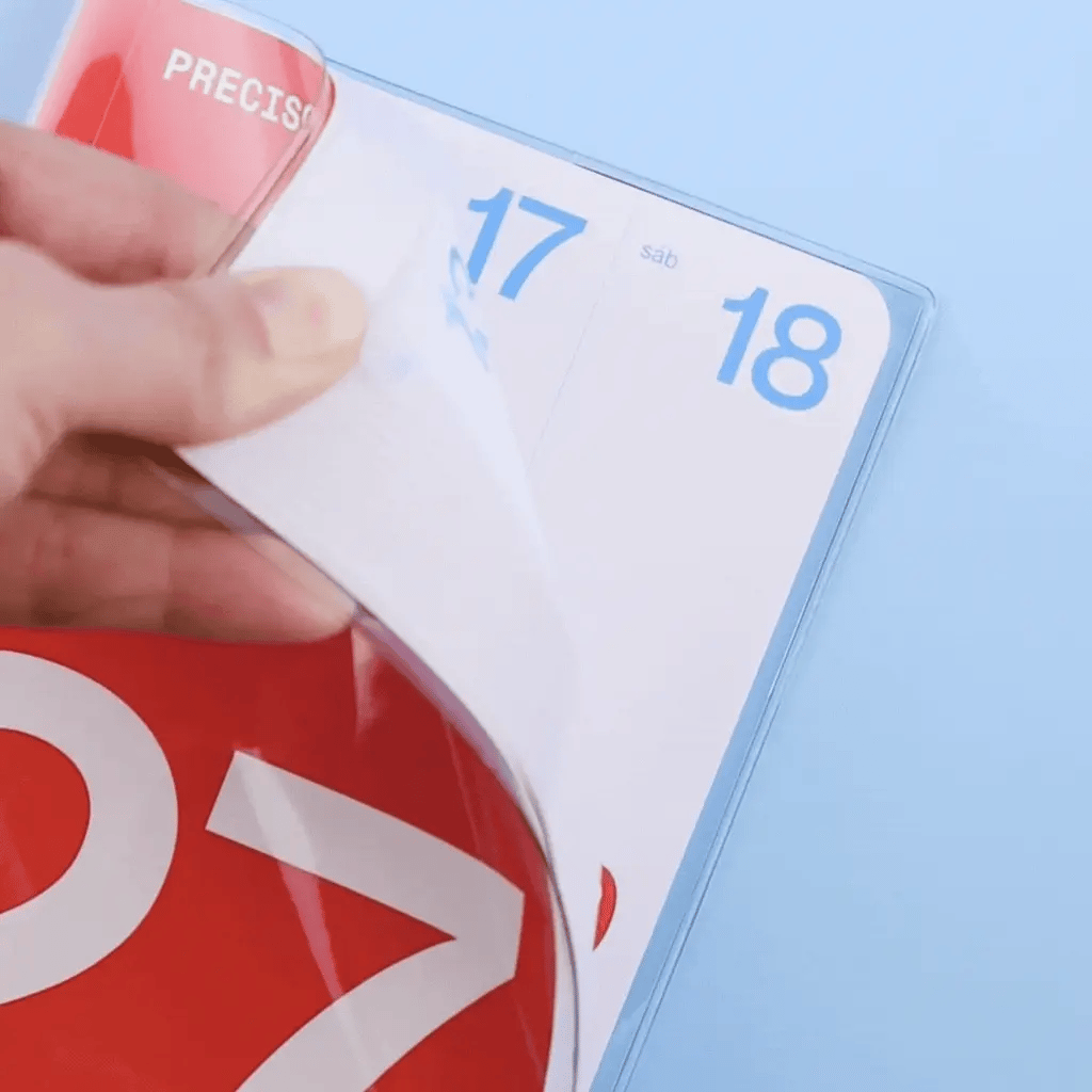 vídeo de una persona pasando las hojas de la agenda Zurich de Monoblock