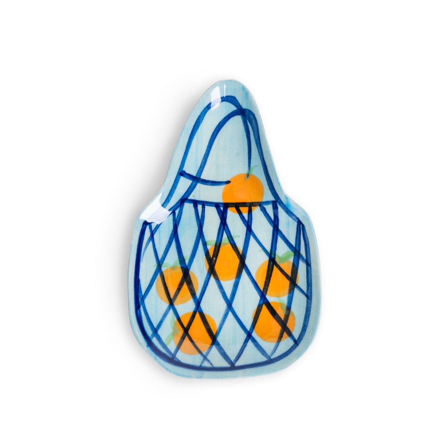 Bandeja vacíabolsilllos de gres con forma de cesta llena de naranjas dulces para poner llaves, anillos o pequeños objetos