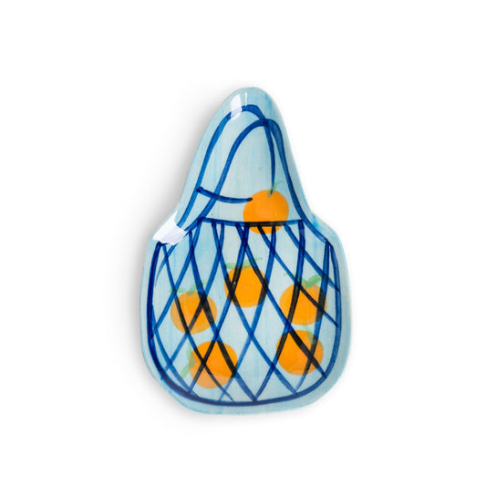 Bandeja vacíabolsilllos de gres con forma de cesta llena de naranjas dulces para poner llaves, anillos o pequeños objetos