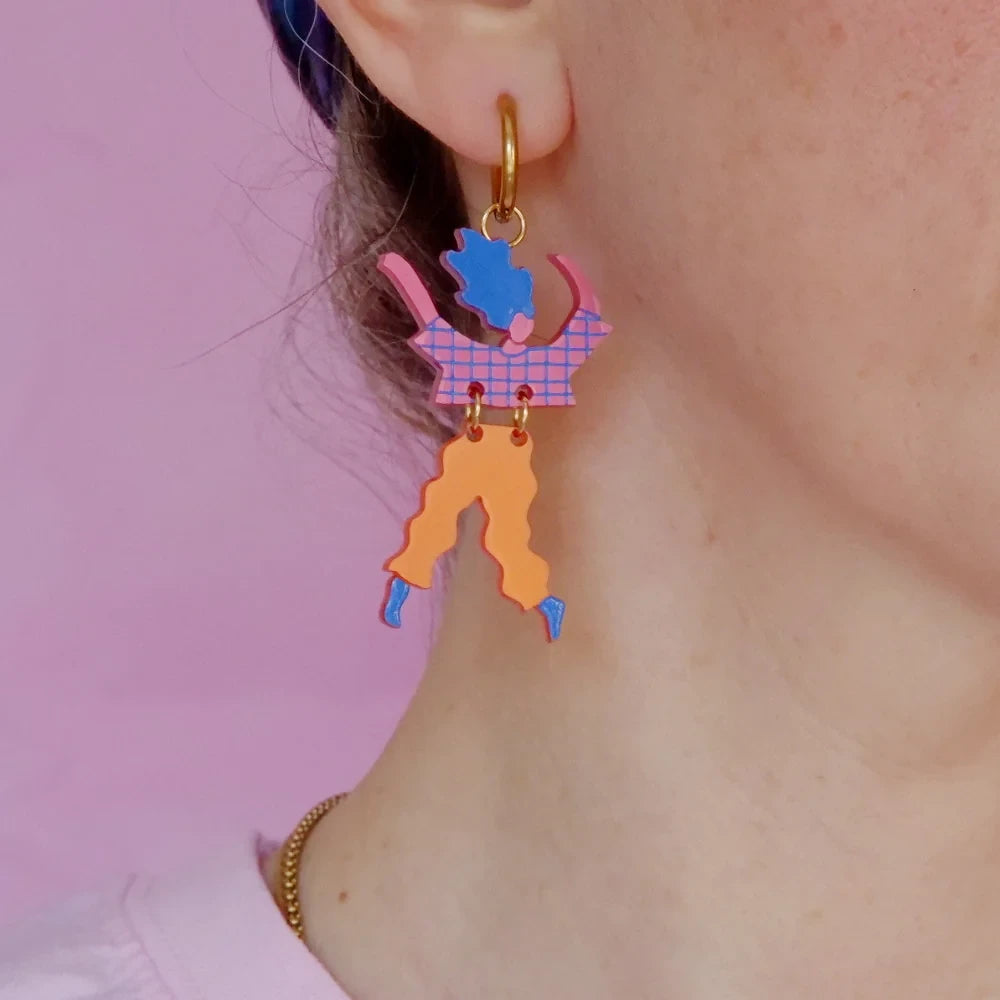 Mujer con pendientes de metacrilato con forma de mujer bailando 