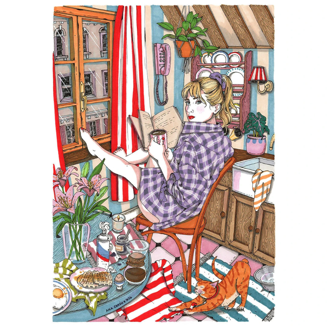 Lámina de Ana Jarén titulada "Ventana, café y gato" donde se ilustra una mujer rubia leyendo sobre una silla rodeada de vajillas, alimentos y un gato a su lado. 