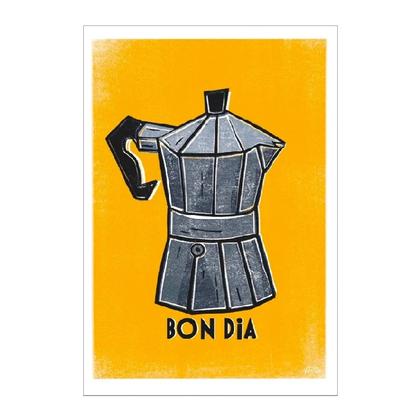 Ilustración de una cafetera italiana sobre fondo amarillo con el texto en valenciano Bon dia en tamaño postal